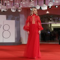 Inilah penampilan Kate Hudson di Venice Film Festival Ke-78 yang digelar di Venesia, Italia. Kehadiran Kate Hudson kali ini dalam rangka pemutaran perdana film terbarunya, Mona Lisa and the Blood Moon, pada Minggu (5/9/2021). (Foto: Getty Images)