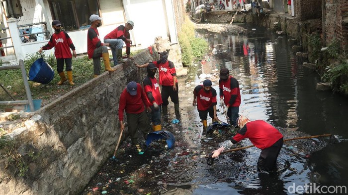 Tumpukan sampah di aliran Anak Sungai Cikapundung, Kota Bandung, Jawa Barat dibersihkan oleh petugas Gober Kelurahan Samoja, Kecamatan Batununggal.