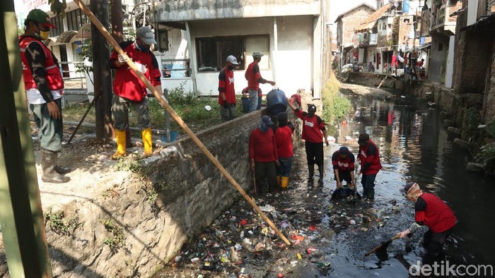 Tumpukan sampah di aliran Anak Sungai Cikapundung, Kota Bandung, Jawa Barat dibersihkan oleh petugas Gober Kelurahan Samoja, Kecamatan Batununggal.