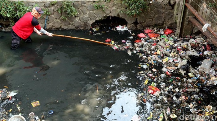 Tumpukan sampah di aliran Anak Sungai Cikapundung, Kota Bandung, Jawa Barat dibersihkan oleh petugas Gober Kelurahan Samoja, Kecamatan Batununggal.