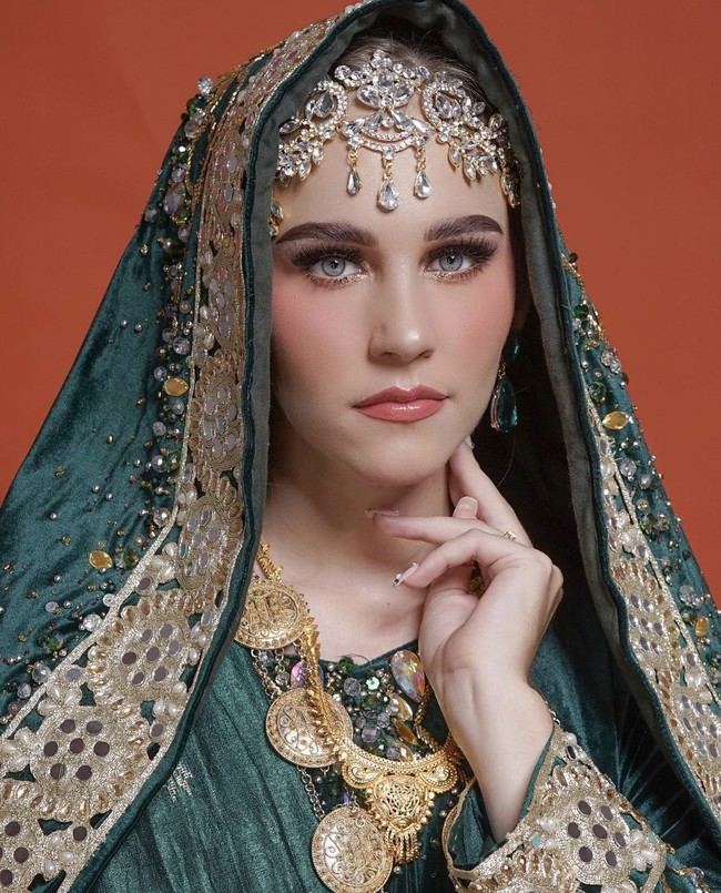 Wolipop sudah mewawancarai Tiphaine Poulon atau yang akrap disana Tiph. Ia mengungkapkan jika sebelumnya mempunyai banyak teman muslim di Prancis. Di Prancis saya punya banyak teman muslim, best friend saya juga muslim saya sudah pernah tanya-tanya tentang Islam. Saya sudah pernah pergi ke Algeria sama dia, jumpa sama keluarga muslim dia di sana, ungkap Tiph kepada Wolipop, Jumat (10/9/2021). Foto: Dok. Instagram @tiphaine_pln.