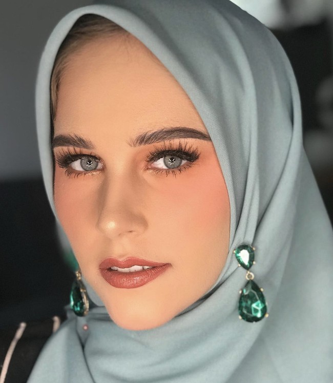 Bule Prancis yang kepincut dengan pria asal Banda Aceh ini viral di media sosial. Ialah Tiphaine Poulon bule Prancis cantik yang menikah dengan pria Aceh bernama Amal dan memutuskan menjadi mualaf. Sang bule dan Amal kerap membuat video di TikTok.  Foto: Dok. Instagram @tiphaine_pln.