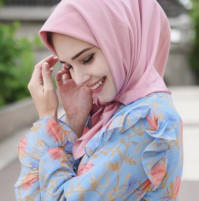 Ketika bertemu dengan warga Aceh, ia terkejut karena disambut dengan baik dan hangat. Lalu Tiph pun dibantu untuk memperdalam ilmu agama Islam di Aceh. Dan pada November 2018 ia menjadia mualaf. Saya kaget lihat mereka sangat baik dan sabar sama saya. Ada banyak orang bilang sama saya Aceh mungkin tidak cocok untuk orang luar negeri. Tapi untuk saya orang Aceh bantu saya masuk islam dan especially one person and he knows I will always be grateful for him introducing me to Islam, sautnya. Foto: Dok. Instagram @tiphaine_pln.