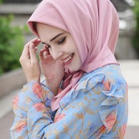 Ketika bertemu dengan warga Aceh, ia terkejut karena disambut dengan baik dan hangat. Lalu Tiph pun dibantu untuk memperdalam ilmu agama Islam di Aceh. Dan pada November 2018 ia menjadia mualaf. Saya kaget lihat mereka sangat baik dan sabar sama saya. Ada banyak orang bilang sama saya Aceh mungkin tidak cocok untuk orang luar negeri. Tapi untuk saya orang Aceh bantu saya masuk islam dan especially one person and he knows I will always be grateful for him introducing me to Islam, sautnya. Foto: Dok. Instagram @tiphaine_pln.