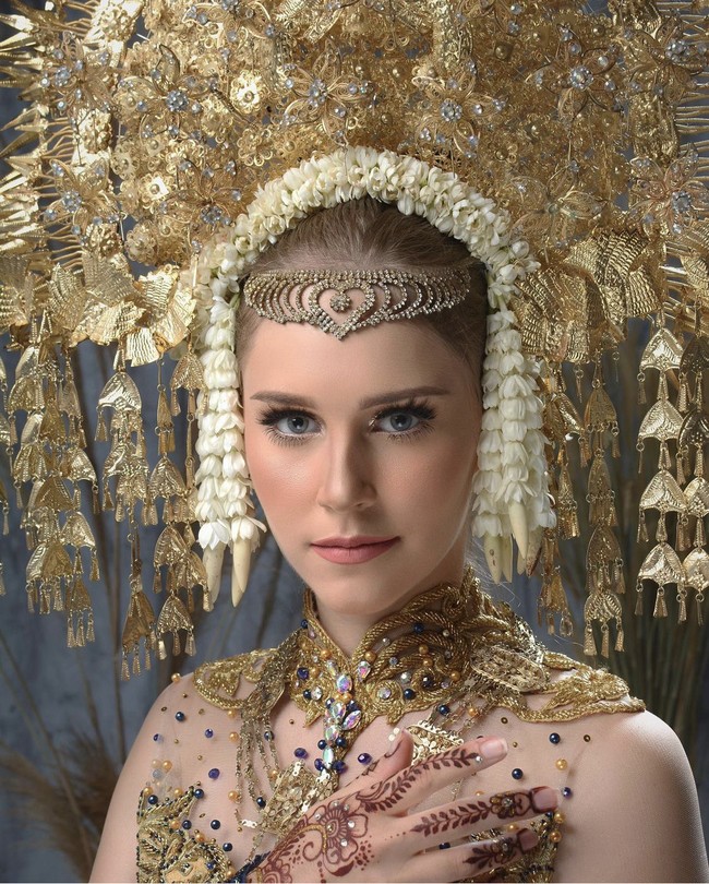 Tiph mengaku sudah tertarik sejak lama dengan Islam. Namun ia belum berani untuk memeluk agama Islam. Sudah lama saya tertarik dengan Islam tapi saya tidak berani masuk Islam. Sampai saya datang ke Aceh dan bertemu dengan Teungku (Tgk) dan ulama, jelasnya melalui pesan Whatsapp. Foto: Dok. Instagram @tiphaine_pln.