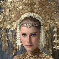 Tiph mengaku sudah tertarik sejak lama dengan Islam. Namun ia belum berani untuk memeluk agama Islam. Sudah lama saya tertarik dengan Islam tapi saya tidak berani masuk Islam. Sampai saya datang ke Aceh dan bertemu dengan Teungku (Tgk) dan ulama, jelasnya melalui pesan Whatsapp. Foto: Dok. Instagram @tiphaine_pln.