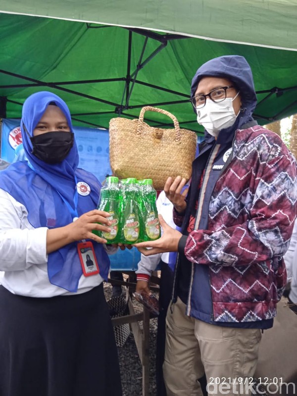Menparekraf Sandiaga Uno menyampaikan apresiasi itu saat berkunjung ke Kampung Purun, Palam, Banjarbaru, pekan lalu. Kehadiran rumah produksi sabun cuci piring di pinggiran kota Banjarbaru karya Irwaningsih, ternyata mampu menyerap sejumlah tenaga kerja. Menparekraf Sandiaga Uno menyampaikan apresiasi itu saat berkunjung ke Kampung Purun, Palam, Banjarbaru, pekan lalu. Kehadiran rumah produksi sabun cuci piring di pinggiran kota Banjarbaru karya Irwaningsih, ternyata mampu menyerap sejumlah tenaga kerja.