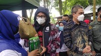Ini produk UMKM yang patut kita apresiasi, apalagi dibuat langsung ibu rumah tangga. Mudah-mudahan bisa masuk ritel modern, karena tadi saya dapat info diusulkan masuk salah satu ritel modern di sini. Saya harap UMKM ini terus dibina dan didorong untuk berkembang baik, kata Sandiaga Uno. 