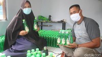 Bangkrut berjualan makanan saat pandemi COVID-19, ternyata malah membawa berkah bagi seorang ibu rumah tangga bernama Irwaningsih di Banjarbaru, Kalimantan Selatan. Dia banting stir menjadi pembuat sabun cuci piring. 