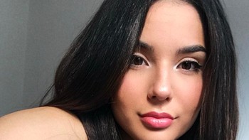 Tampangnya yang menawan membuatnya populer di dunia maya dan sering disebut salah satu pemain voli tercantik. Akun Instagram-nya di alamat @klarap4 sudah meraup lebih dari 451 ribu follower. Foto: Instagram