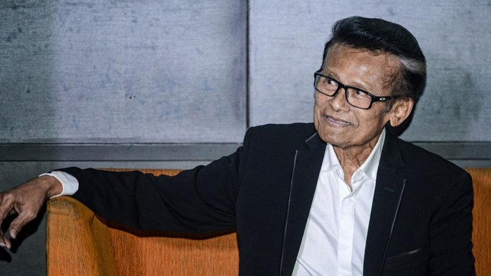 This picture taken on March 28, 2018 shows Indonesian singer Koes Hendratmo posing during a promotional event in Jakarta. (Photo by Oeday Abdullah / AFP)