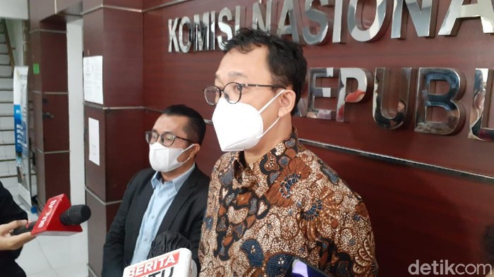 Komisioner Komnas HAM, Beka Ulung Hapsara dan pengacara korban, Rony E Hutahaean
