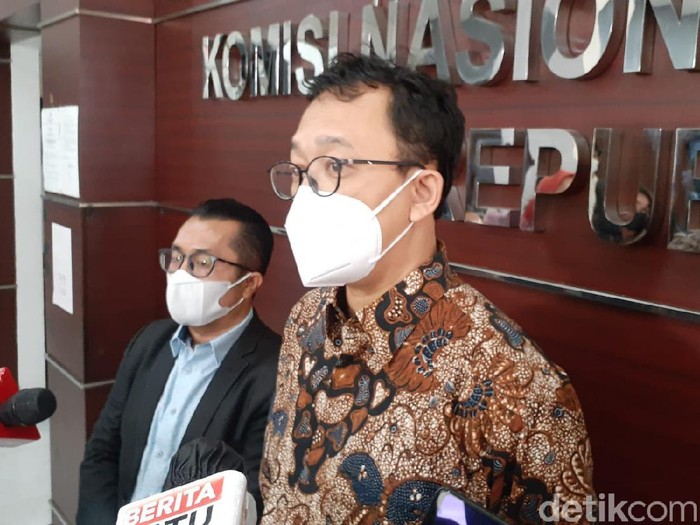 Komisioner Komnas HAM, Beka Ulung Hapsara dan pengacara korban, Rony E Hutahaean