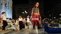 Little Amal adalah boneka 3,5 meter yang berjalan 8.000 kilometer melintasi Eropa untuk menyoroti penderitaan anak-anak pengungsi.  