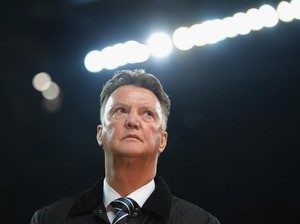 Muncul Video Louis van Gaal Bersiap-siap Pakai Sepatu-Jas, ke Timnas Indonesia?