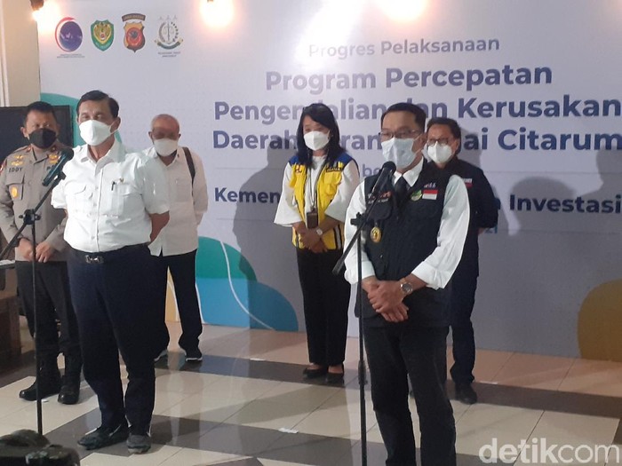 Luhut Binsar Panjaitan bersama Ridwan Kamil