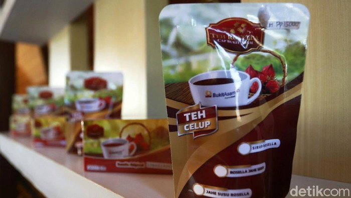 Kamu mungkin sering mencoba teh panas dengan aroma ke arah pahit, tetapi tahukan ada juga teh yang punya rasa ke arah asam. Teh tersebut berasal dari bunga Rosella. Tanaman ini banyak tumbuh di negara tropis seperti Asia Tenggara, termasuk di Indonesia. Bahkan teh dari Sumatera Selatan ini juga dipasarkan ke supermarket di Bahrain.
