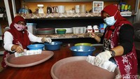 detikcom bersama MIND ID mengadakan program Jelajah Tambang berisi ekspedisi ke daerah pertambangan Indonesia. detikcom menyambangi kota-kota industri tambang di Indonesia untuk memotret secara lengkap bagaimana kehidupan masyarakat dan daerah penghasil mineral serta bagaimana pengolahannya.
