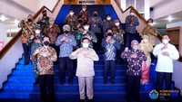 Prabowo mengatakan, kerja sama Menhan dengan ITS dan Unair dilakukan di bidang pendidikan dan penelitian karena keduanya dikenal dengan inovasi, kualitas pendidikan, dan penelitian. Ia menambahkan, pihaknya sedang menggodok karya dan inovasi kampus. Kita ingin menggunakan inovasi-inovasi dan hasil karya anak-anak bangsa. Ternyata anak-anak mampu berbuat banyak dan kita godog sekarang, jelasnya. Foto: Komunikasi Publik ITS  