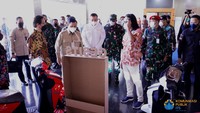 ITS juga memamerkan motor listrik Gesits pada Prabowo di kunjungan tersebut. Rektor Rektor ITS Prof Dr Mochamad Ashari mengatakan, Gesits akan disesuaikan dengan kebutuhan masyarakat. Ia mencontohkan, penyesuaian motor untuk daerah Papua yaitu seperti tahan tanjakan dan bahan bakar relatif lebih mudah didapat ketimbang bensin. Di ITS mengembangkan ventilator, oksigen generator. Jadi kita nggak usah impor. Tadi ada motor buatan anak bangsa inovasi kita (Gesits). InsyaAllah kita akan banyak kasih order pemesanan untuk anak bangsa kita sendiri, jelas Prabowo. Foto: Komunikasi Publik ITS