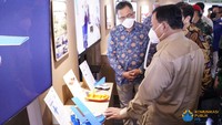 Menhan Prabowo juga melihat prototipe i-BOAT, kapal pintar tanpa awak yang di antaranya dapat berfungsi dalam penyelamatan korban kecelakaan di laut, pemenuhan logistik di pulau-pulau yang membutuhkan bantuan, dan fungsi pertahanan serta keamanan.   Semuanya sudah kita sampaikan, dan Pak Menteri sudah melihat videonya. Ada beberapa yang tertarik, termasuk motor Gesits, kendaraan tadi itu, termasuk perahu yang bisa naik di atas permukaan air, ada sayapnya. Sangat tertarik dan akan dilakukan pembicaraan lebih lanjut dengan ITS, kata Rektor ITS Prof Dr Mochamad Ashari. Foto: Komunikasi Publik ITS