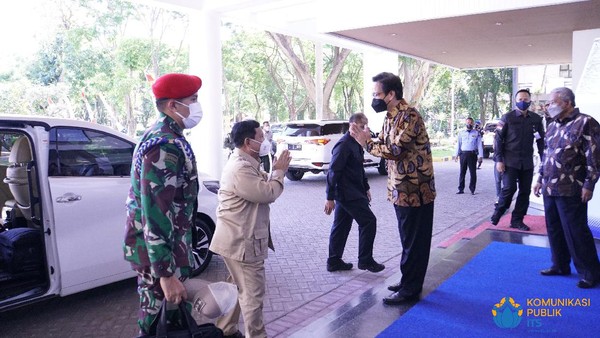 5 Potret Menhan Prabowo Kunjungi ITS, Janji Banyak Order Inovasi Anak Bangsa