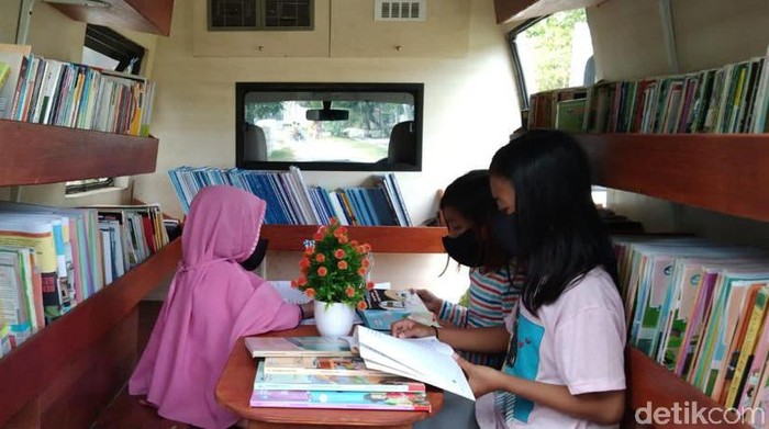 Mobil Pintar Astuti masuk ke kampung-kampung di Bojonegoro. Mobil Pintar Astuti dilengkapi berbagai buku bacaan umum, mata pelajaran, hingga buku cerita.