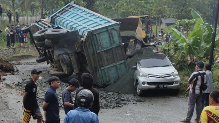 Mobil Tertimpa Truk Pasir di Sukabumi