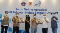 Turut hadir dalam kegiatan serah terima apresiasi ini, Ketua Satgas Penanganan Covid-19, Letjend. TNI Ganip Warsito, SH., MM., Ketua Bidang Koordinasi Relawan Satgas Penanganan Covid-19, Andre Rahadian, SH., LL.M., M.Sc serta perwakilan Asuransi Astra Direktur Astra sekaligus DIC Astra Financial, Transportation, and Logistic, Suparno Djasmin serta CEO Asuransi Astra, Rudy Chen. dok.asuransi astra