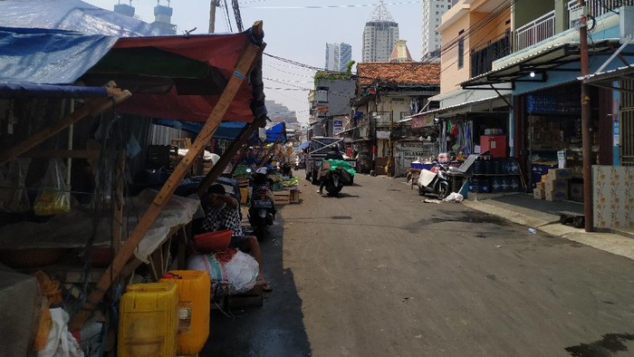 Pedagang yang dulu berjualan di area Pasar Kambing, kini berjualan di pinggir jalan.