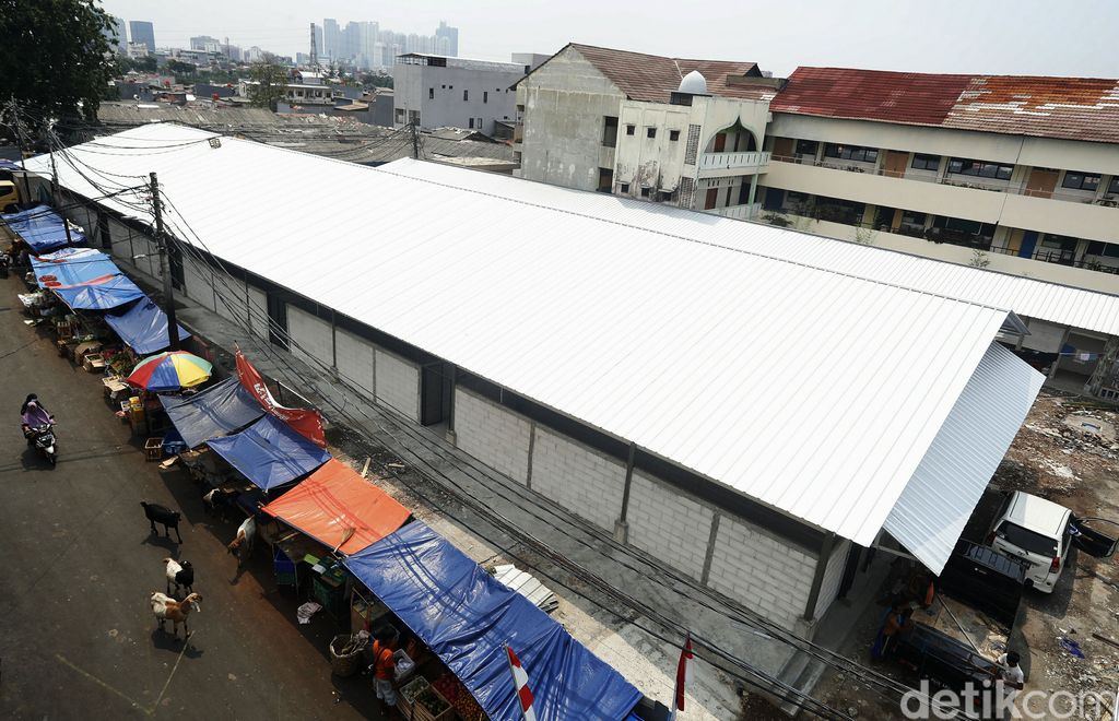 Pembangunan Pasar Kambing Tanah Abang Pasar Lontar atau Pasar Kambing di Tanah Abang terbakar beberapa bulan silam. Kini pembangunan kembali pasar tersebut hampir rampung, termasuk bagian dalam tempat pedagang berjualan.