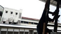 Pedagang-pedagang yang semula berjualan di sana dipindahkan ke tempat lain di sekitar pasar. Ada juga yang tutup sementara.