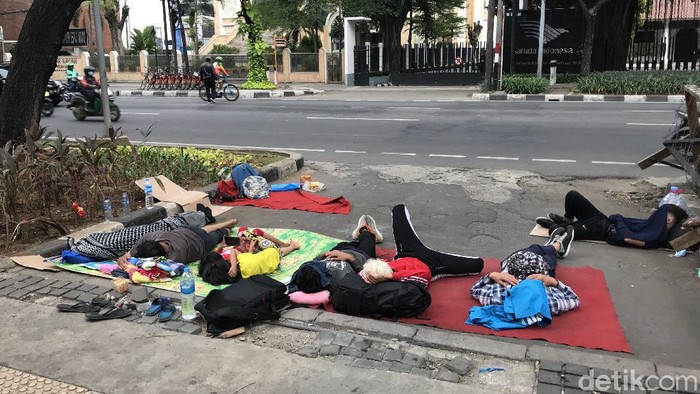 Pencari suaka tidur di trotoar Kebon Sirih, Jakpus