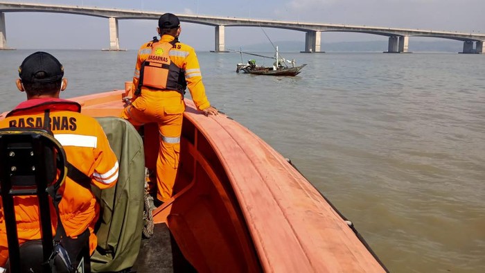 pencarian korban bunuh diri di Jembatan Suramadu