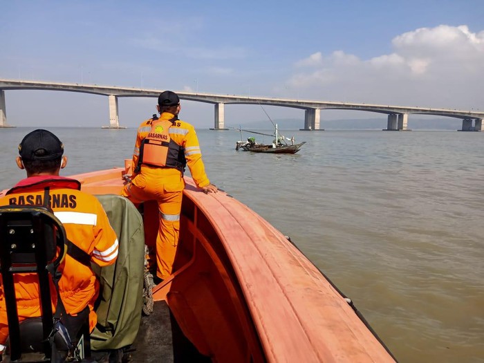 pencarian korban bunuh diri di Jembatan Suramadu