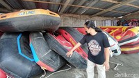 Imbas kebijakan PPKM, banyak tempat wisata ditutup. Tak terkecuali wisata rafting Sungai Elo di Magelang. Akibatnya, banyak perahu rafting yang nganggur dan rusak. Peralatan tidak terpelihara dengan baik karena sama sekali tidak ada pendapatan. (Eko Susanto/detikTravel)