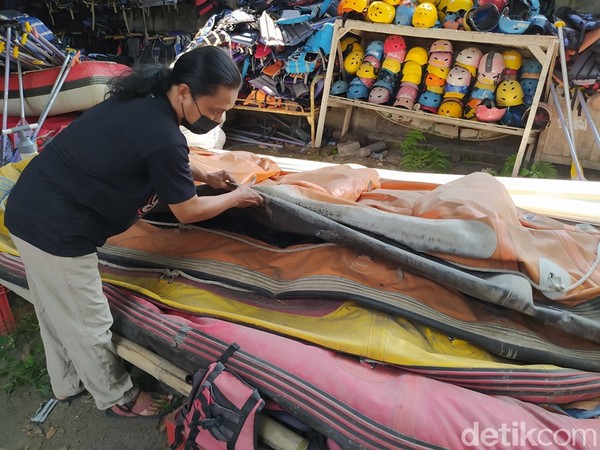 General Manager Elo Rivers, Agus Frihanto mengatakan selama pandemi total ada 14 perahu rafting yang rusak dari 42 perahu yang ada. Penyebab kerusakan karena tidak dipakai. Ada perahu yang meletus karena tekanan terlalu tinggi dengan cuaca panas. (Eko Susanto/detikTravel) General Manager Elo Rivers, Agus Frihanto mengatakan selama pandemi total ada 14 perahu rafting yang rusak dari 42 perahu yang ada. Penyebab kerusakan karena tidak dipakai. Ada perahu yang meletus karena tekanan terlalu tinggi dengan cuaca panas. (Eko Susanto/detikTravel)