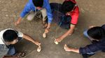 Serunya Nostalgia Gasing Bambu