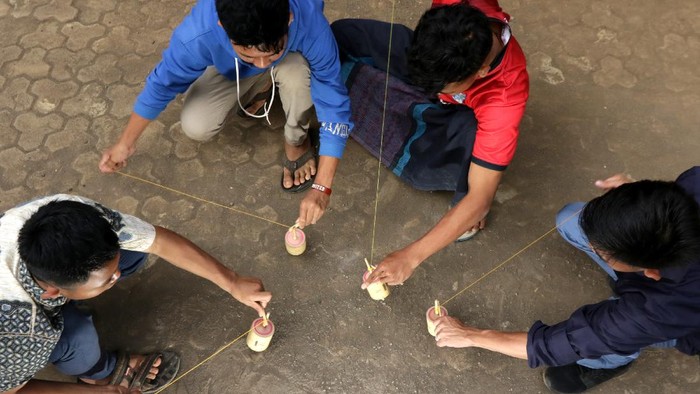 PERMAINAN TRADISIONAL GASING BAMBU Anak-anak bermain gasing di Kampoeng Baca Taman Rimba (Batara) Papring, Kalipuro, Banyuwangi, Jawa Timur, Selasa (7/9/2021). Permainan tradisional gasing yang terbuat dari bambu itu masih dilestarikan oleh Kampoeng Batara sebagai sarana edukasi agar tidak kecanduan gawai. ANTARA FOTO/Budi Candra Setya/rwa.