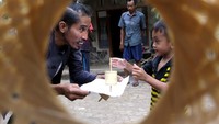 Permainan tradisional ini masih dilestarikan sebagai sarana edukasi agar tidak kecanduan gawai.   