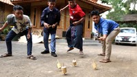 Anak-anak bermain gasing di Kampoeng Baca Taman Rimba (Batara) Papring, Kalipuro, Banyuwangi, Jawa Timur, Selasa (7/9/2021).   