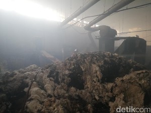 Gudang Pengolahan Limbah Majun di Sumedang Terbakar