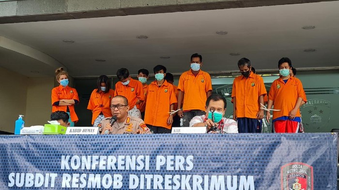 Polda Metro tangkap komplotan penipu yang catut artis Baim Wong (Farih/detikcom)