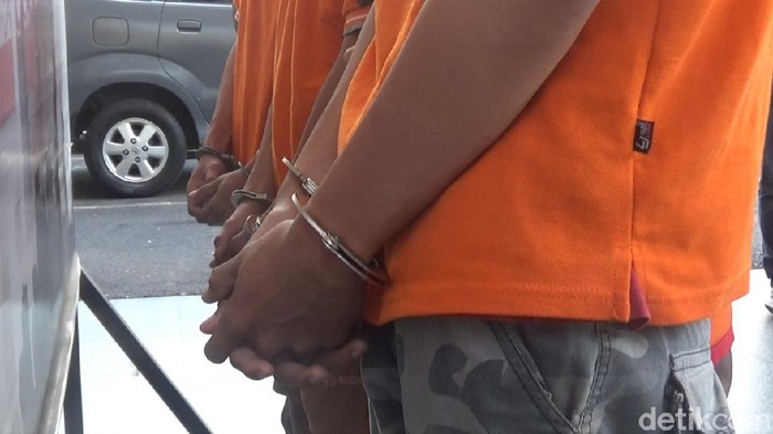 Polisi menangkap 2 mahasiswa yang hendak edarkan ganja di Makassar