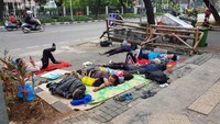 Diantara pengungsi yang tidur di trotoar terdapat anak-anak. Anak-anak yang tidur tanpa memakai selimut. (Foto: Firda Cynthia Anggrainy/detikcom)
