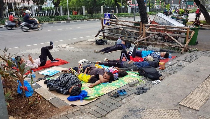 Pilu pencari Suaka WN Afghanistan yang tiduran di trotoar Kebon Sirih karena tendanya dibongkar Satpol PP