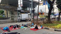 Salah satu pencari suaka, Korimuddin mengaku dirinya dan kedua putrinya belum sarapan hingga pagi tadi. Ia mengharapkan bantuan makanan dari donatur dan warga sekitar. (Foto: Firda/detikcom) 