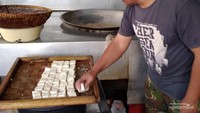 Usaha ini diteruskan secara turun menurun dan sekarang dikelola oleh generasi keempat. Sekarang usia Tahu Bungkeng mencapai seabad lebih.