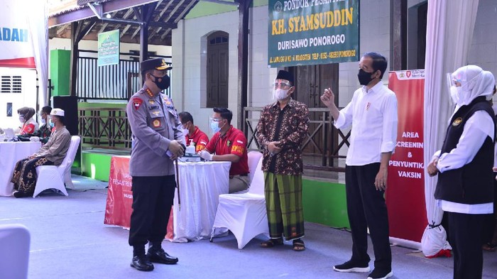 Presiden Jokowi dan Kapolri tinjau vaksinasi di Jatim
