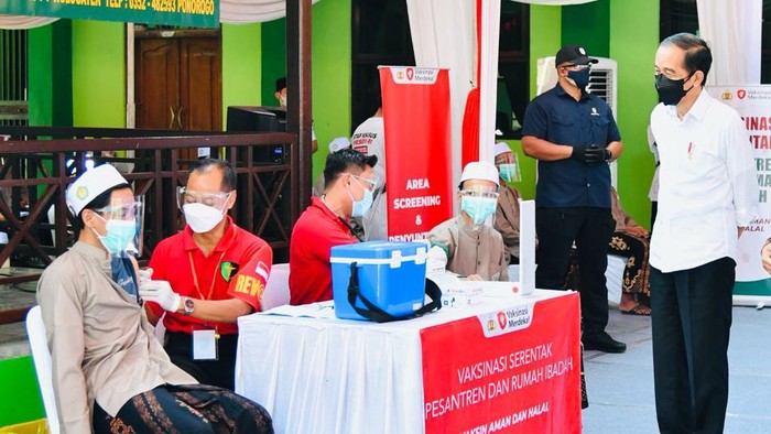 Presiden Jokowi tinjau vaksinasi COVID-19 di Ponogoro (Foto: Laily Rachev - Biro Pers Sekretariat Presiden)
